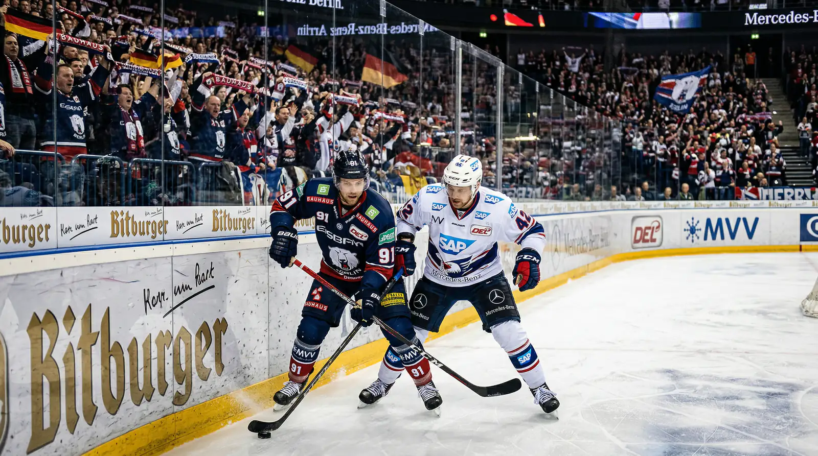 Eishockey-Spielszene in einer deutschen Arena mit Spielern auf dem Eis