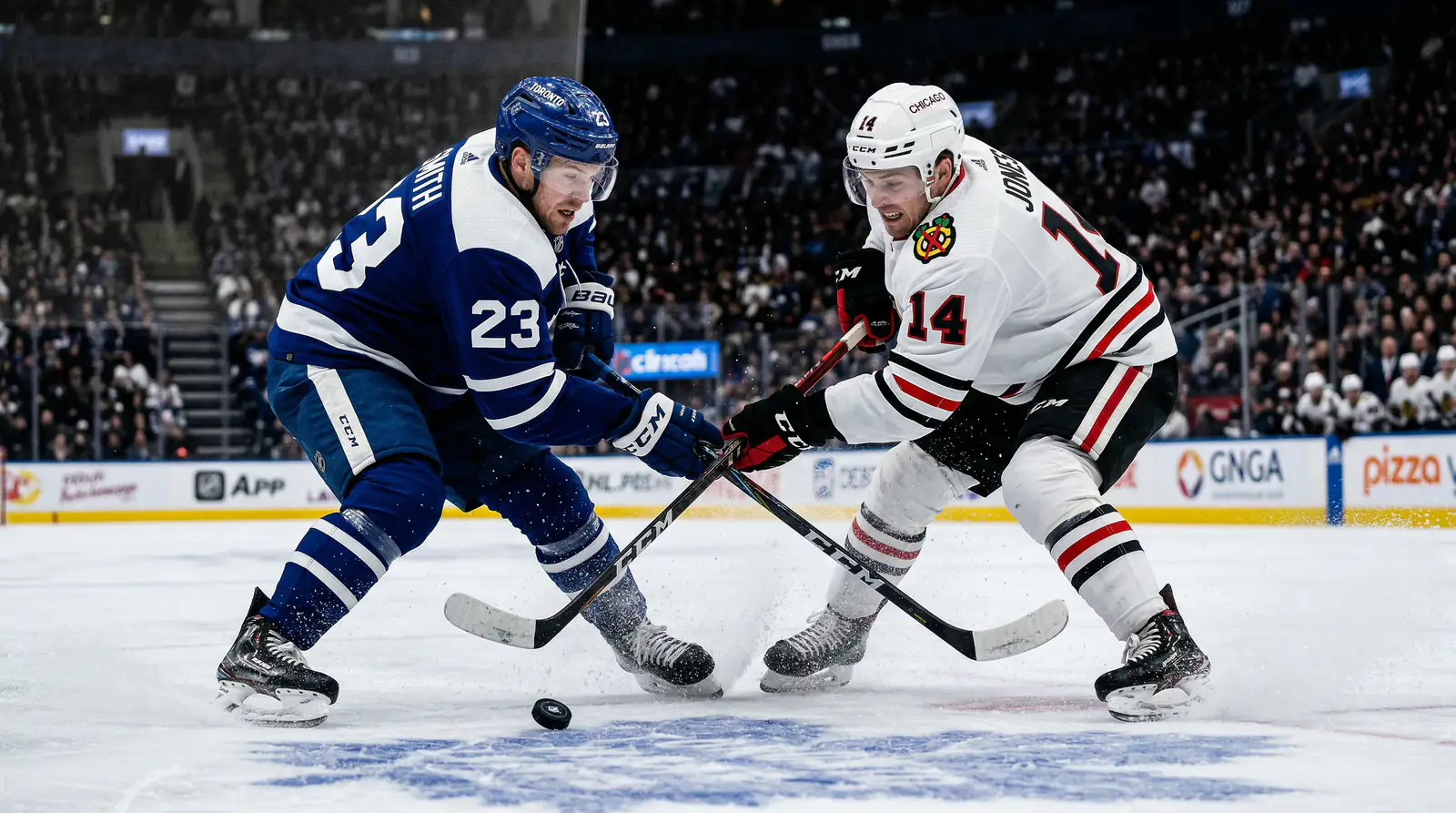 Eishockey-Spieler im Zweikampf um den Puck auf der Eisfläche