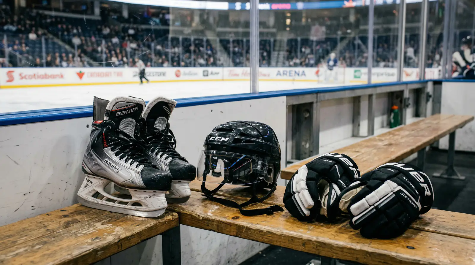 Eishockey-Ausrüstung mit Schlittschuhen und Helm vor einer Eisfläche