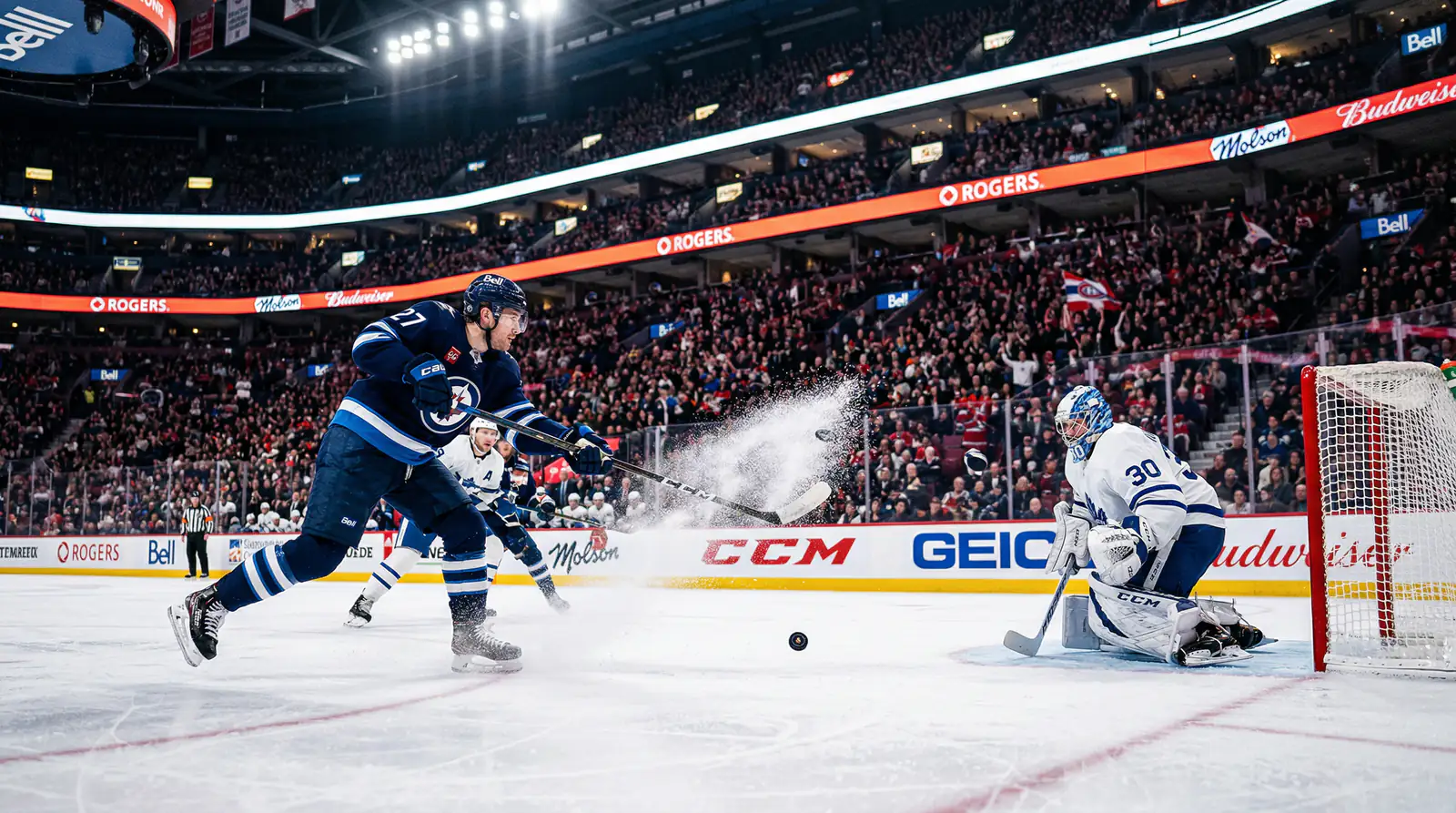 NHL Eishockey-Spieler beim Schuss auf das Tor in einer Arena voller Zuschauer